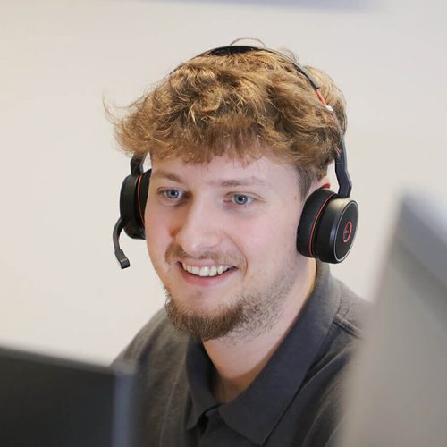 aztek-support-technician-on-support-call-esw